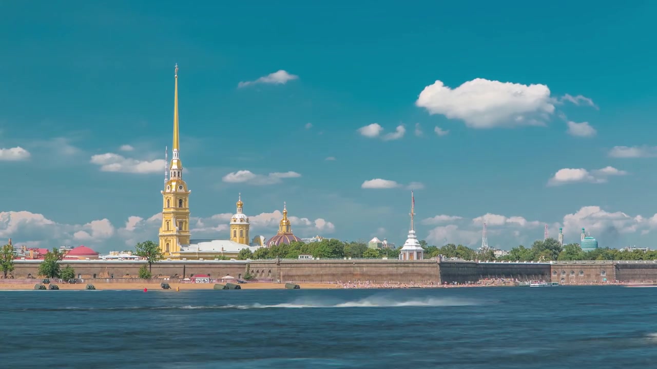 Peter og Paul Fæstningen over Neva-floden timelapse, Sankt Petersborg, Rusland. Blå overskyet himmel.