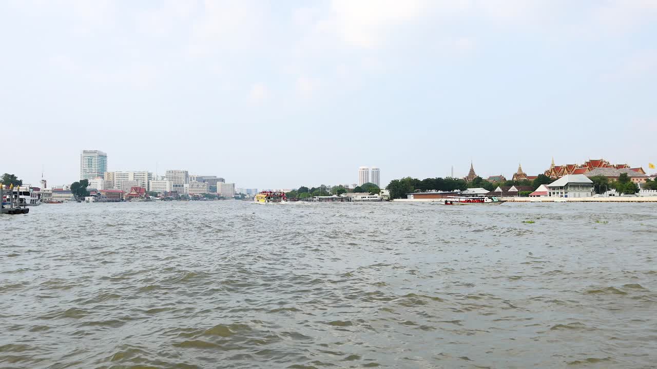 도시 스카이라인과 함께 아름다운 강 풍경