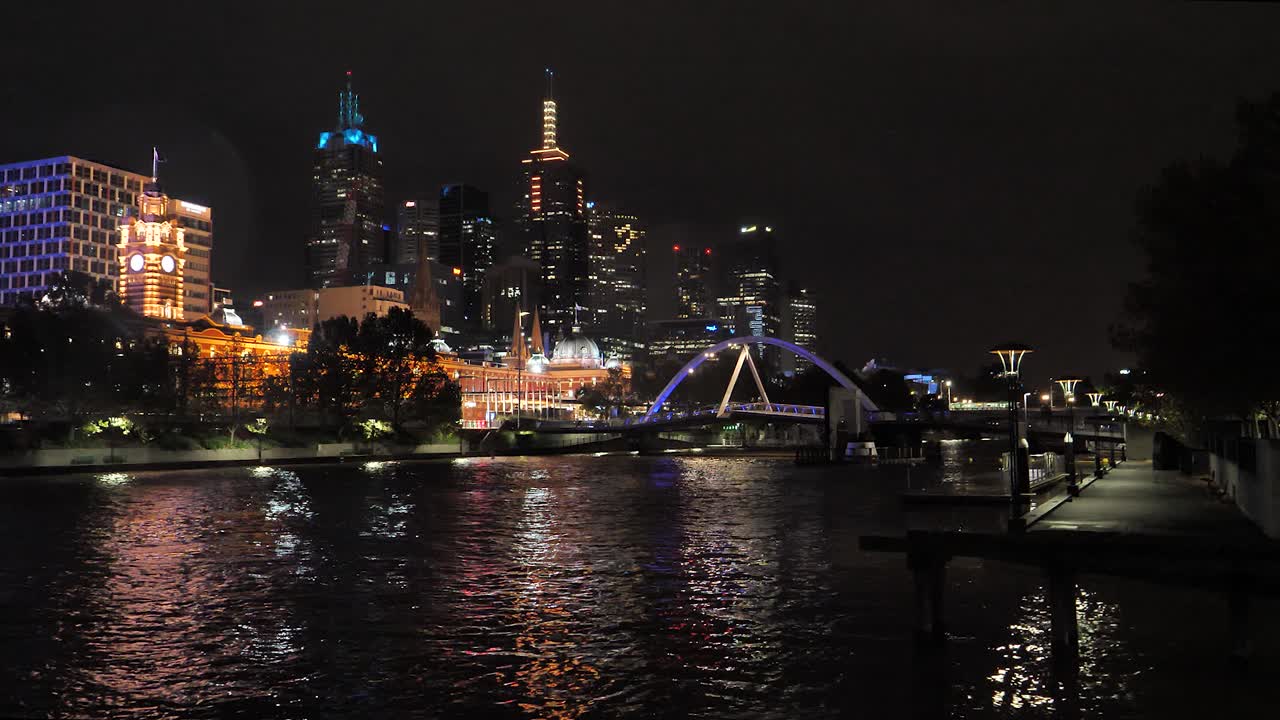 美麗的墨爾本在夜晚的宵禁和covid封鎖在冠狀病毒大流行的高度