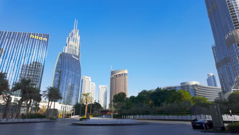 paisaje urbano de dubai con edificios modernos y fuentes