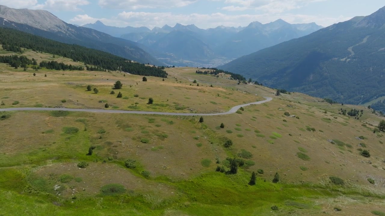 Paesaggi alpini cinematografici catturati lungo l'Alta Via delle Alpi. Scenari montani drammatici, strade tortuose, cime aspre, tempo mutevole e la bellezza naturale delle Alpi europee.