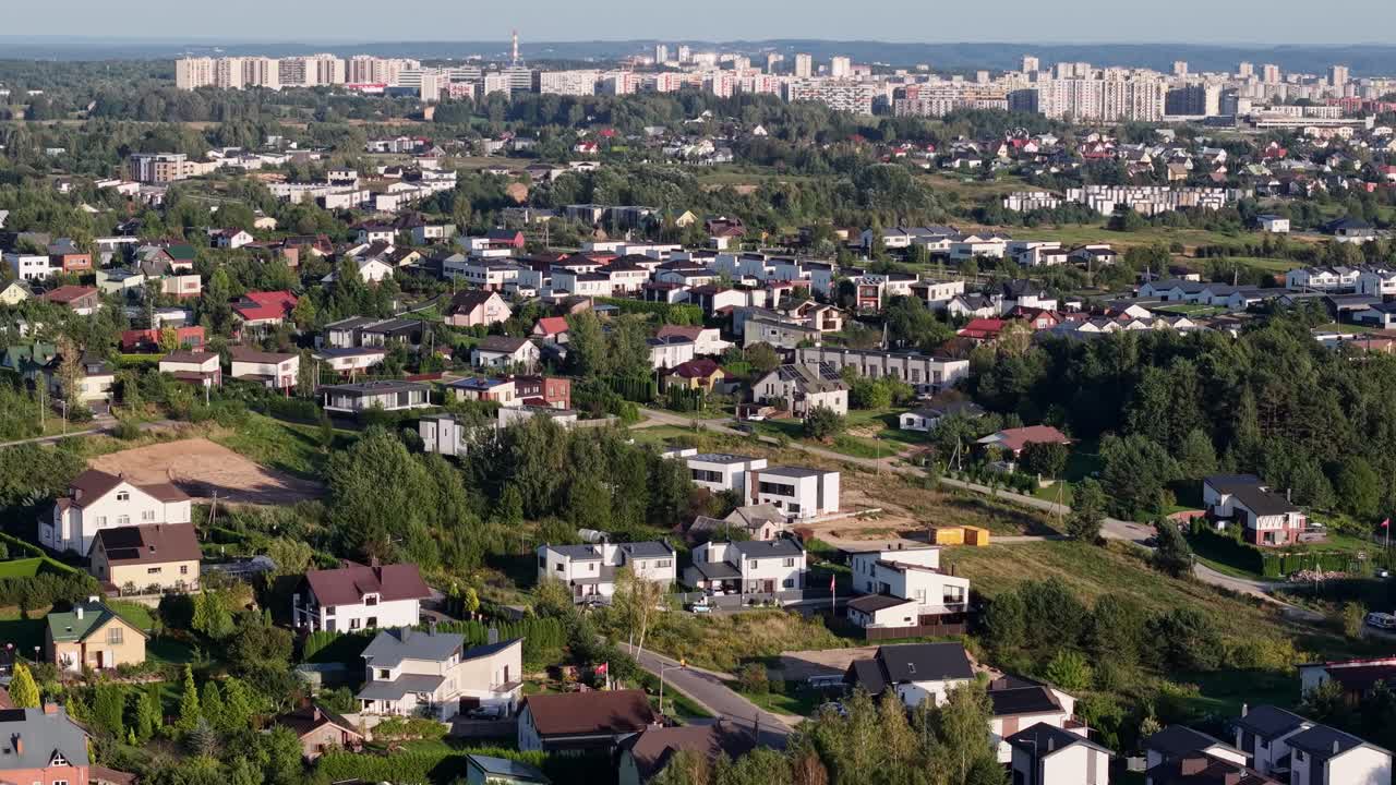 Панорамный вид на деревню Гилужяй с жилыми домами и горизонтом Вильнюса на заднем плане