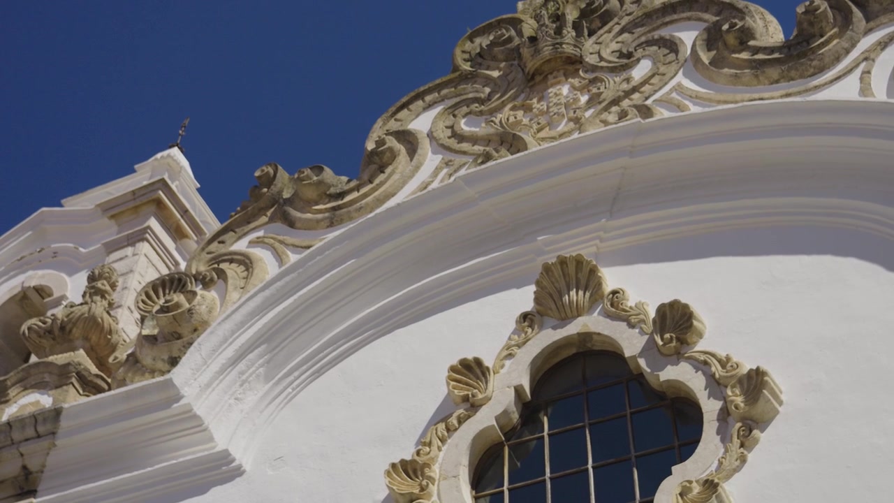 Vista de cerca de los detalles ornamentados de la fachada en la Igreja de Santo António en Lagos, Portugal