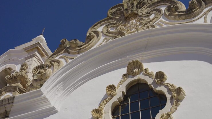 Vista ravvicinata dei dettagli ornamentali della facciata della Igreja de Santo António a Lagos, Portogallo