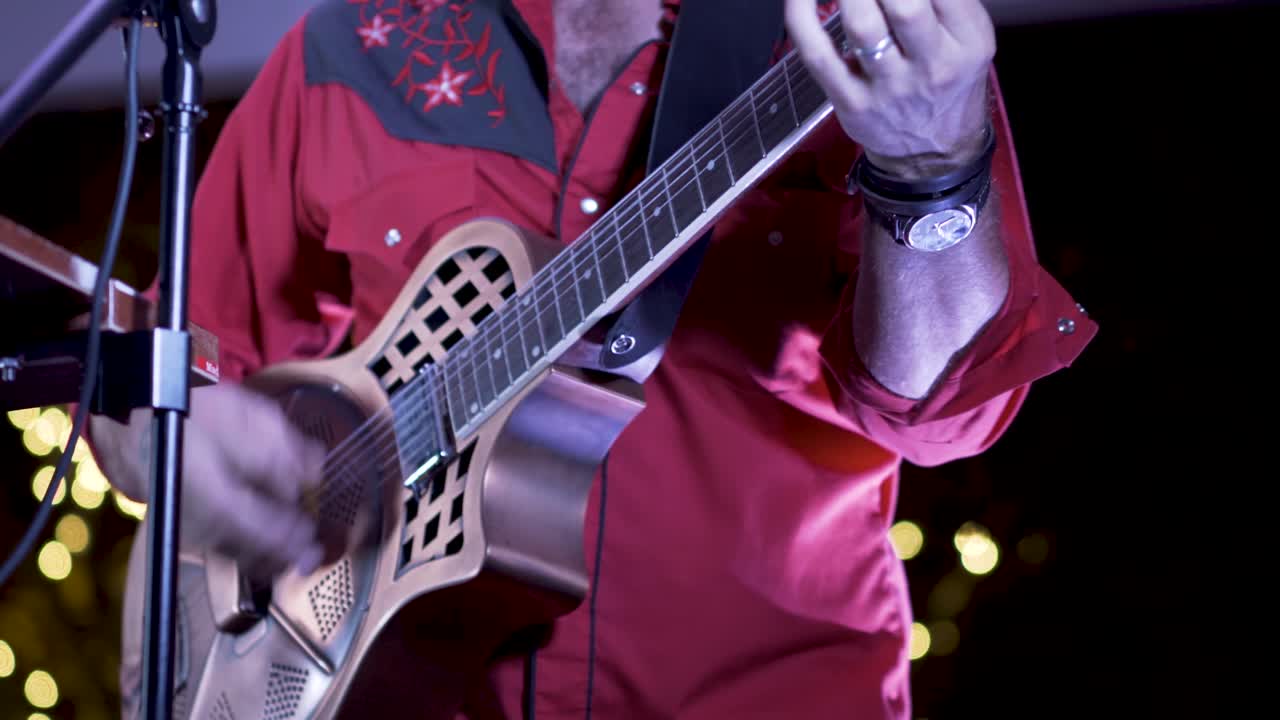 Musicista che suona una chitarra dobro