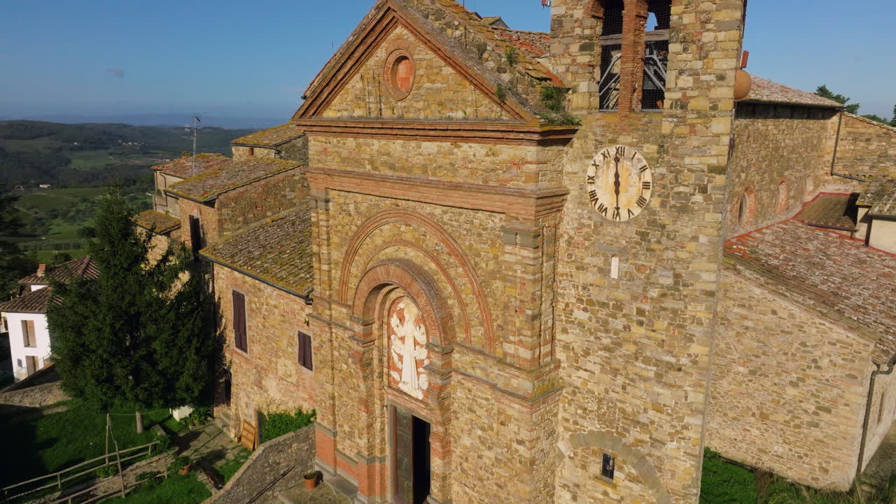Antica Chiesa Medievale di Santa Maria Assunta nel Borgo di Panzano in Chianti, Toscana, Italia. Ripresa aerea rotante