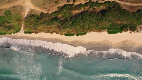 vista aérea de arriba hacia abajo de la costa de tarifa en españa