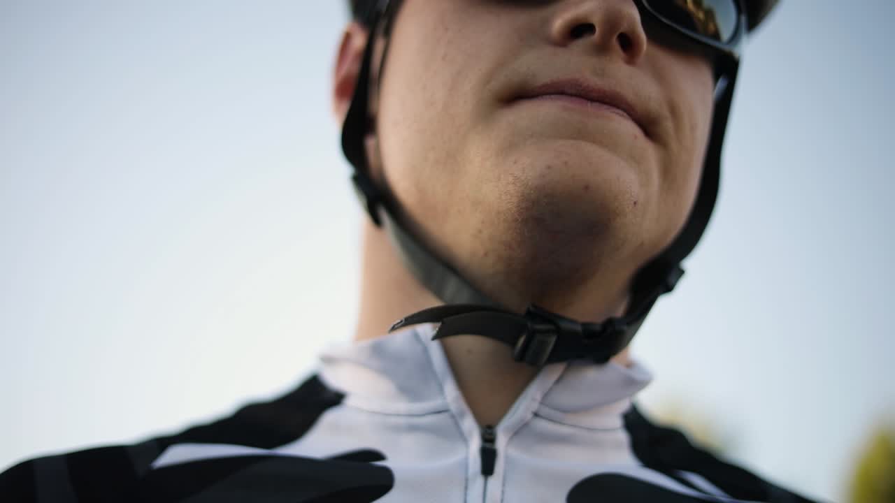 자전거 헬멧 버클을 채우는 남자