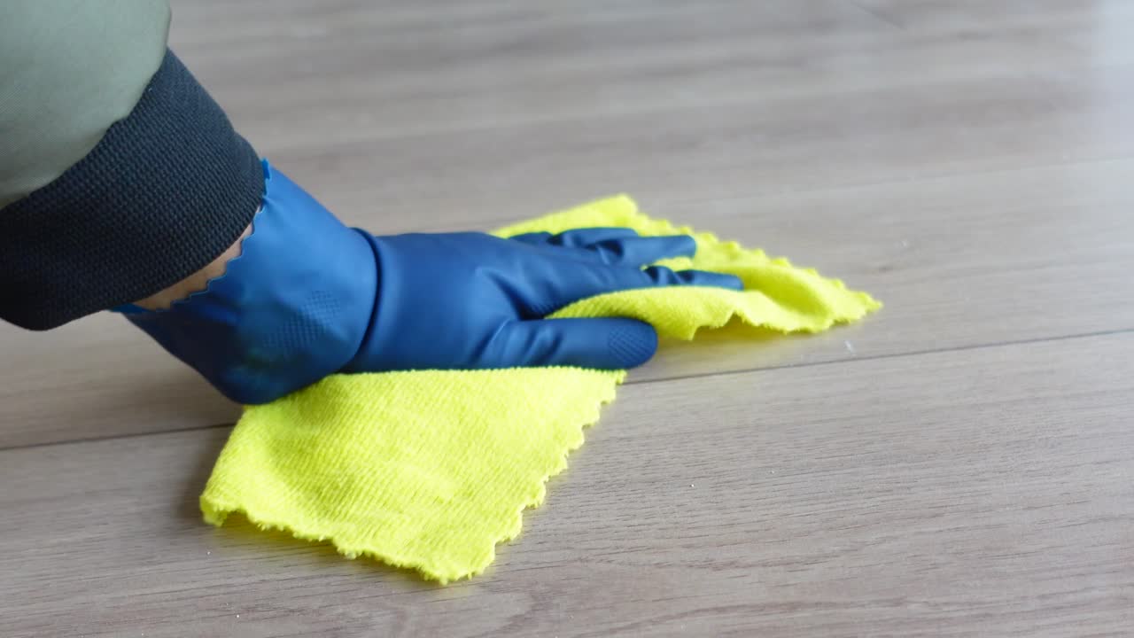 limpieza de un piso de madera