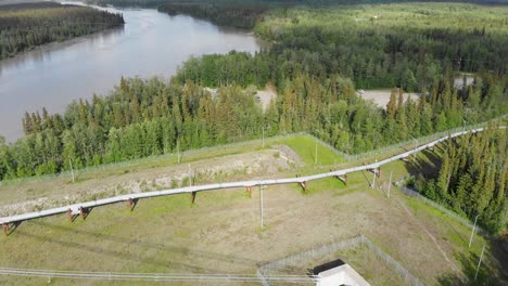 video de drones de 4k del puente del oleoducto alyeska sobre los ríos tanana y delta cerca del gran delta, ak durante el verano