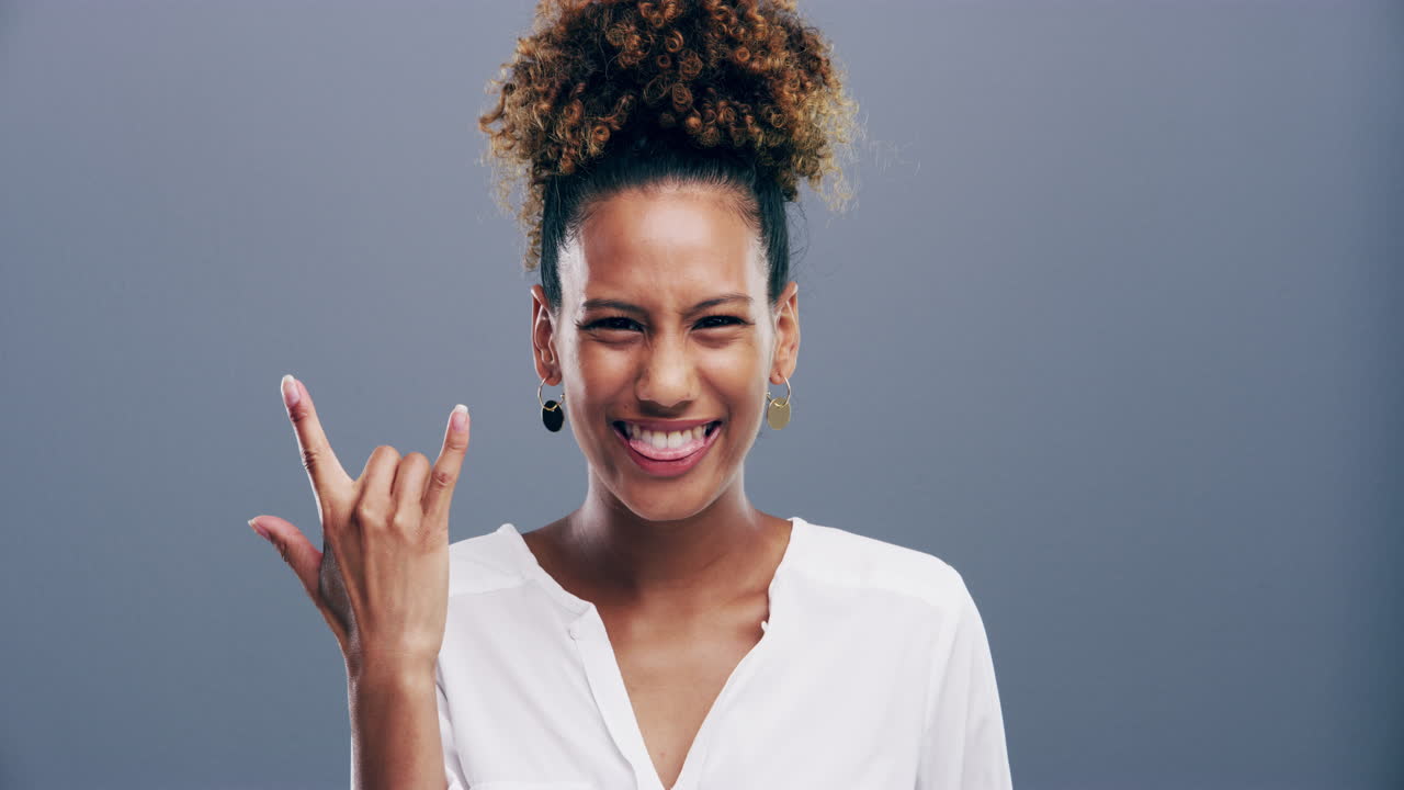 mujer expresando emoción y felicidad
