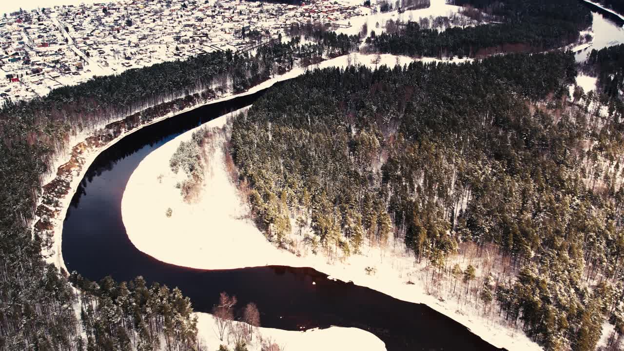 숲 덩어리가 있는 작은 마을 근처의 구불구불한 강