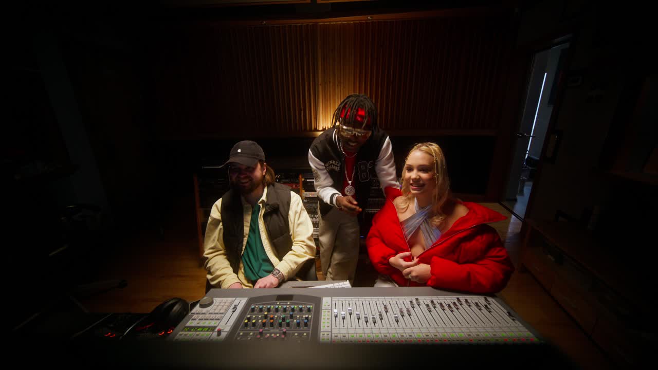녹음 스튜디오에서 음악 제작 세션