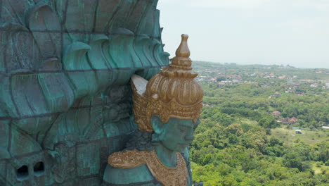 Garuda-Wisnu-Kencana-Statue-In-Bali,-Indonesien.-Nahaufnahme-Des-Gesichts-Der-Hinduistischen-Gottheit-Vishnu,-Die-Garuda-Reitet.-Riesige-Kupferblaue-Und-Grüne-Religiöse-Statue