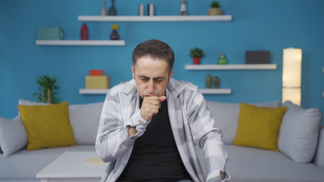 un hombre enfermo tosiendo.