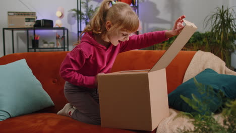 Niña-Feliz-Comprador-Desempacando-Caja-De-Cartón-Paquete-De-Entrega-Compras-En-Línea-Compra-En-Casa