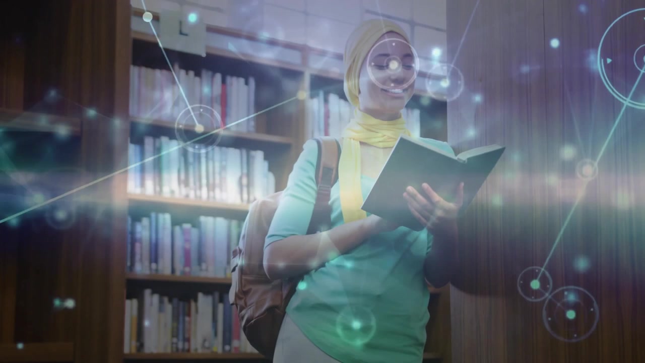 Mahasiswa membuka buku di perpustakaan, membalik halaman, mengaktifkan node bercahaya yang menggambarkan aliran data.