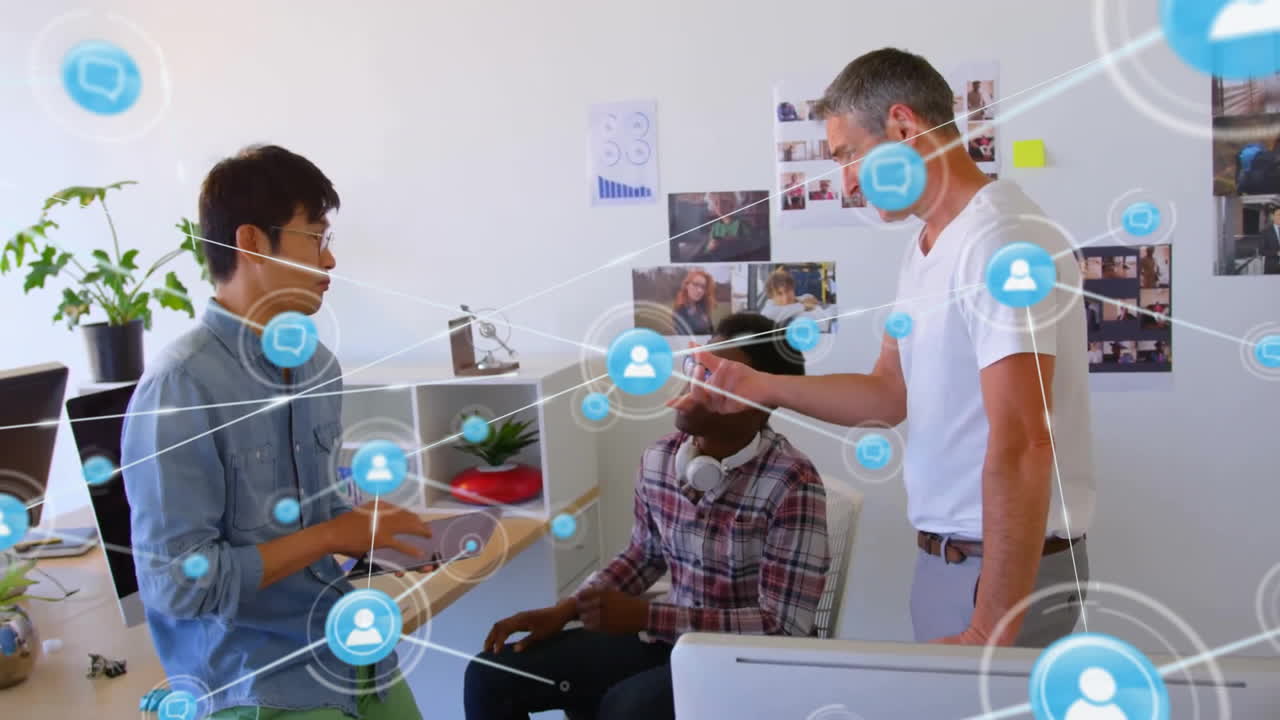 사무실에서 다양한 사업가들과의 아이콘과의 연결 네트워크의 애니메이션