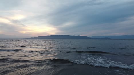 Vuelo-De-Drones-Sobre-El-Mar-Al-Atardecer