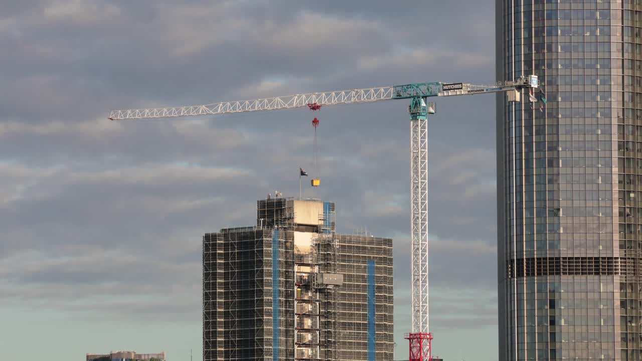 vista cercana de la construcción en la ciudad de brisbane, vista desde el punto del canguro