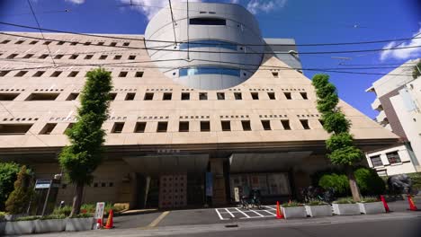 Toma-Panorámica-Lenta-Del-Centro-De-Aprendizaje-Sobre-Seguridad-De-La-Vida-Honjo-En-El-Centro-De-Tokio.