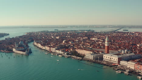 Circling-drone-shot-of-Venice-by-the-lagoon