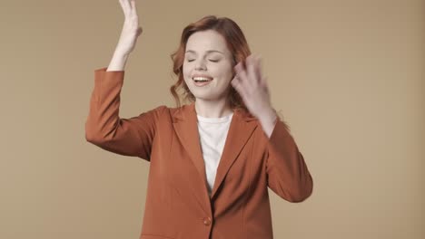 mujer celebrando con dinero