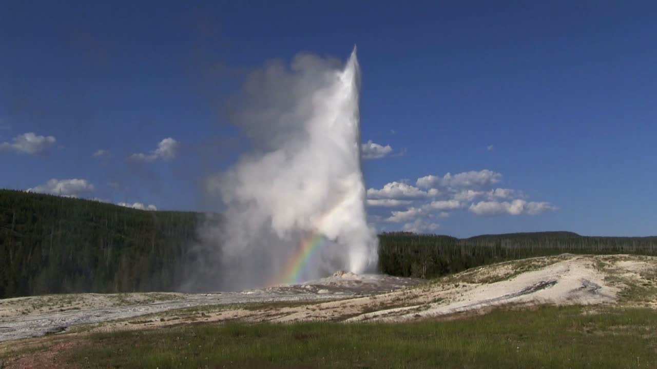 viejo géiser fiel entra en erupción en el parque nacional de yellowstone 1
