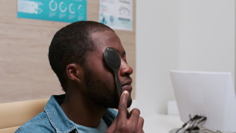 hombre haciendo una prueba ocular.