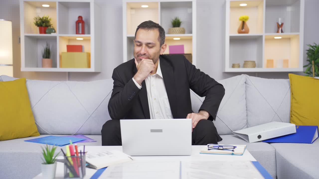 홈 오피스 근로자, 기업가로 출발하는 남자