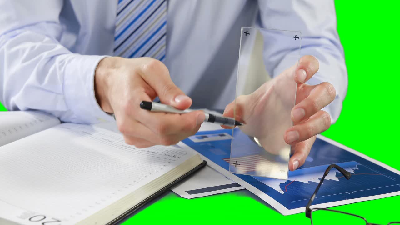 hombre de negocios mostrando un teléfono inteligente digital