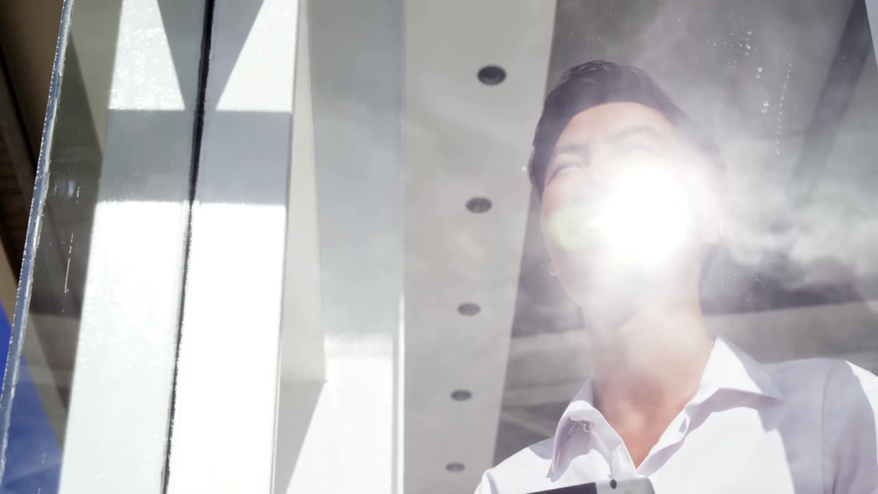 태블릿 컴퓨터 를 사용하는 미소 짓는 남자