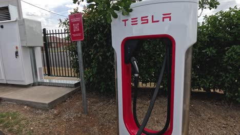 conectando y desconectando un cargador tesla
