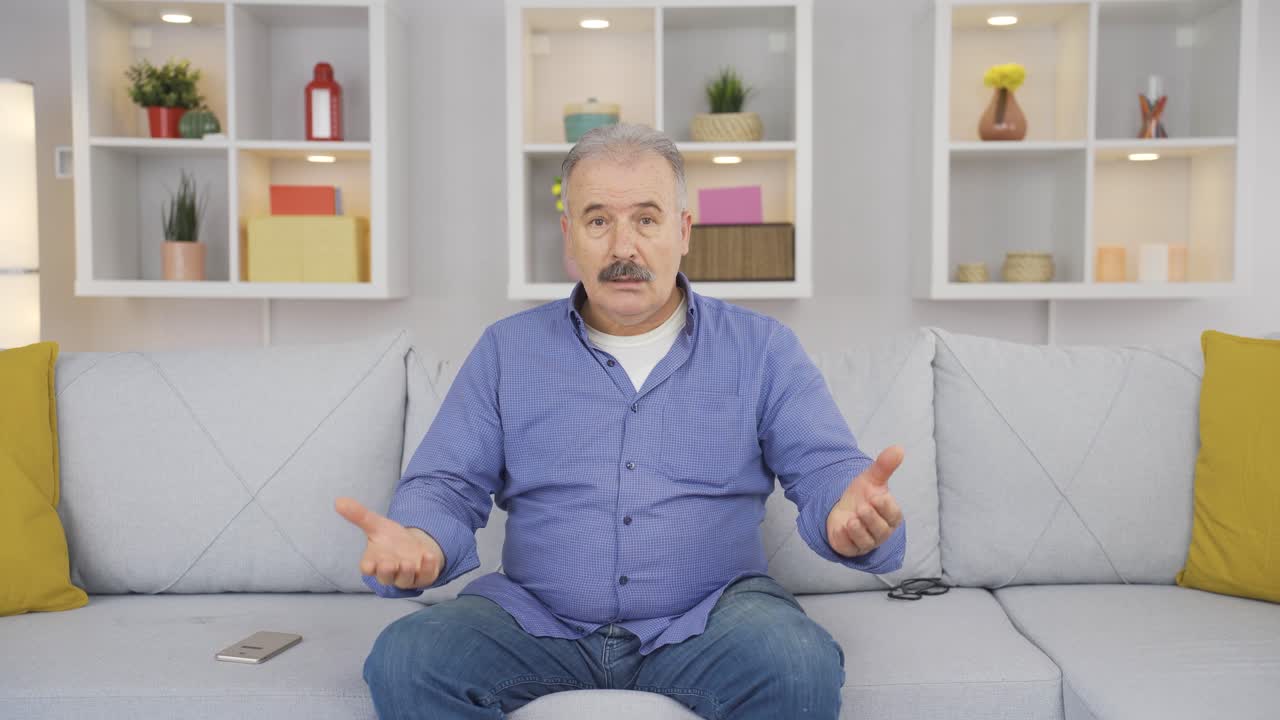 hombre mayor mirando a la cámara con asombro.