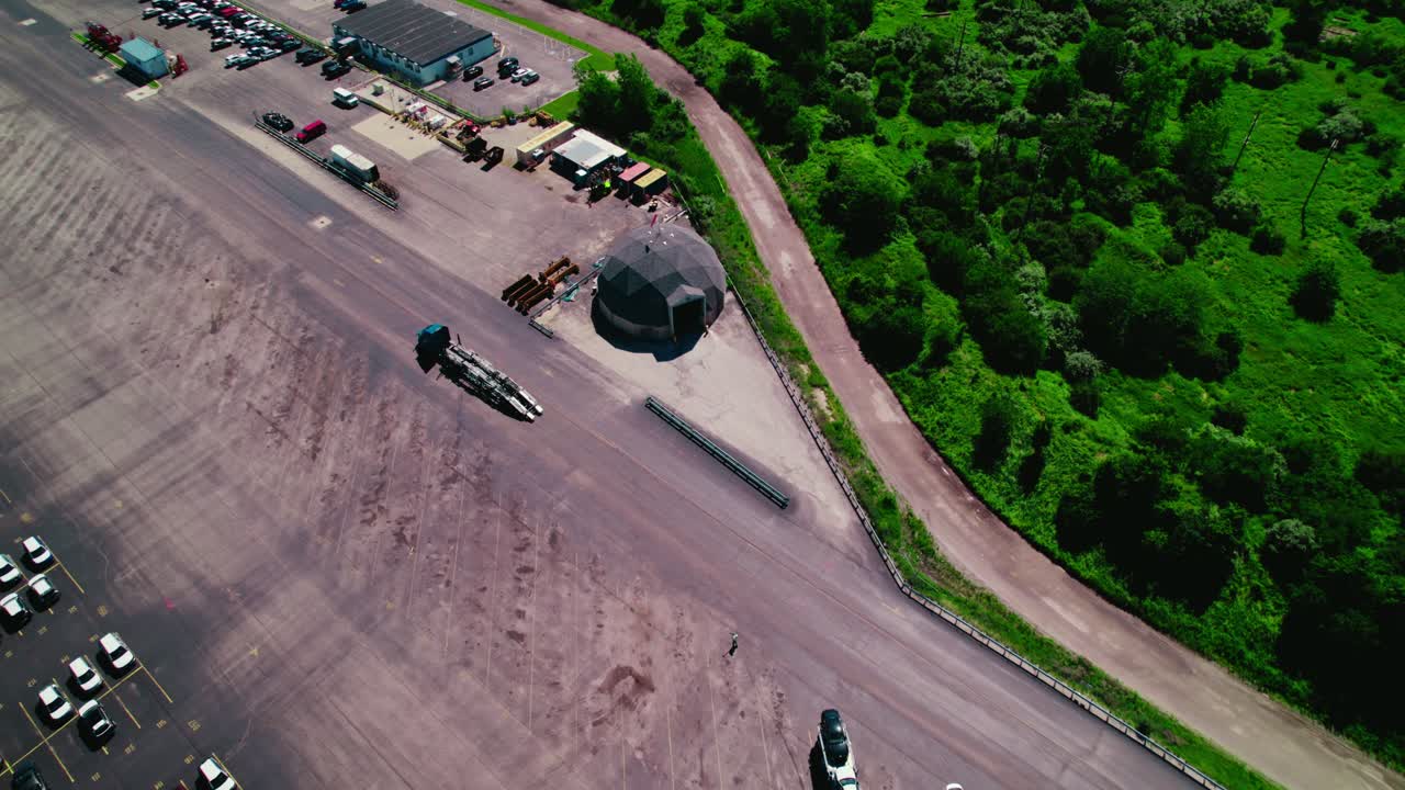 수입 된 새로운 자동차를 위한 트 철도 터미널을 따라 스팅어 이중 층 트레일러와 함께 파란색 반 트럭