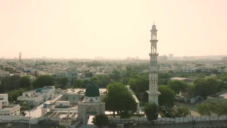 Überbevölkerte-Stadt-Karatschi-Unter-Stark-Verschmutztem-Himmel-Aufgrund-Von-Luftverschmutzung-Und-Kohlenstoffemissionen,-Sindh,-Luftaufnahme
