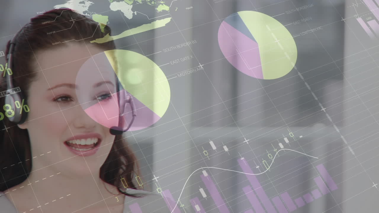 animación del procesamiento de datos financieros y estadísticos sobre una mujer de negocios con auriculares de teléfono