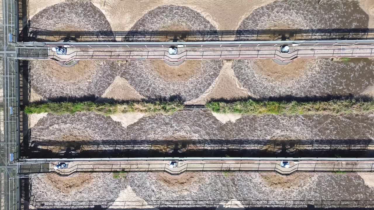 vista aérea de los estanques circulares en la planta de tratamiento de aguas residuales y la filtración de las aguas residuales sucias