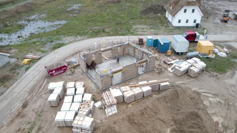 vista aérea rotatoria lejana de un sitio de construcción de cáñamo con bloques prefabricados