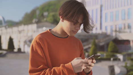 adolescente escribiendo en su celular