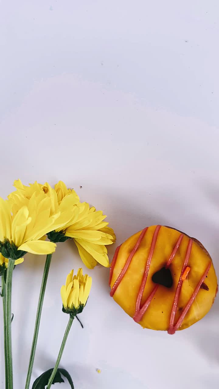 rosquillas amarillas y flores