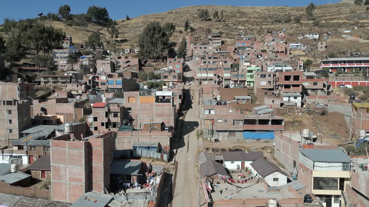 Video aereo 4K di Puno, una città in Perù al confine con la Bolivia
