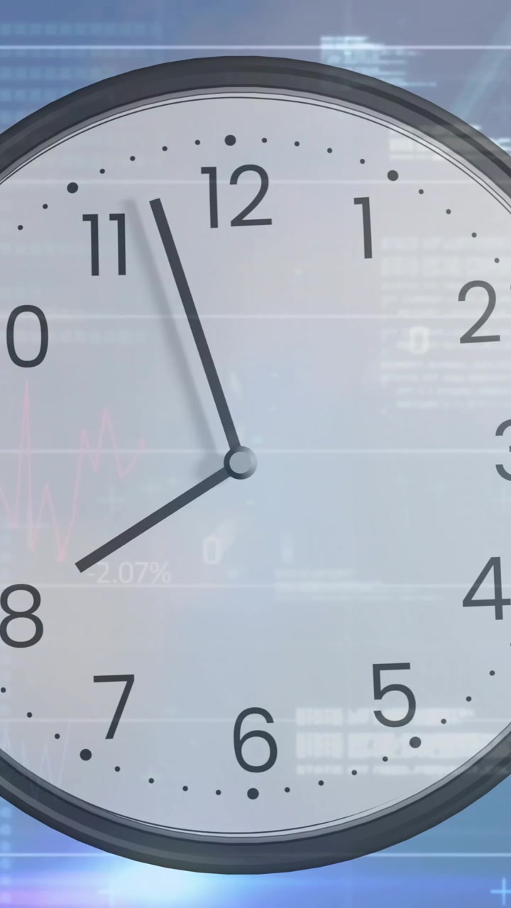 Animación de diagramas y procesamiento de datos con un reloj sobre un paisaje urbano