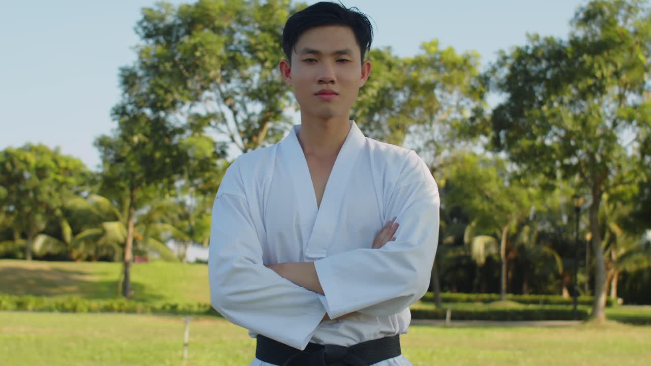 V1-0049_2023.12.14 DI Trung Crossmedia People practising taekwondo00000000.mov