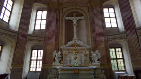 Hochzeitskapelle-Mit-Altar-Bereit-Für-Hochzeit-Und-Gäste