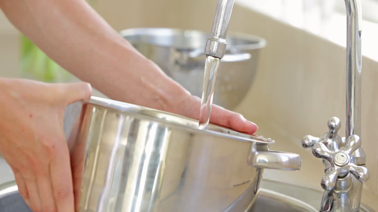 ⁇ 비 를 수 ⁇  에서 물 로 채우는 여자