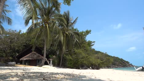 Wunderschöne-Landschaft-Am-Tropischen-Strand-Mit-Kleinem-Bungalow-In-Tropischer-Umgebung