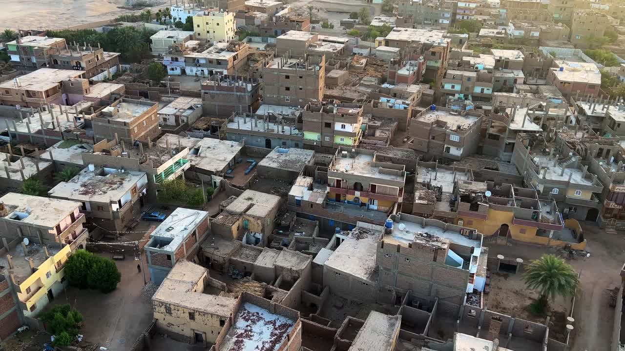 volar sobre luxor, el valle de los reyes en egipto en un globo de aire caliente al amanecer con vistas a sitios históricos