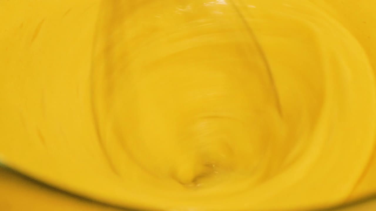 반죽을 믹서로 섞기