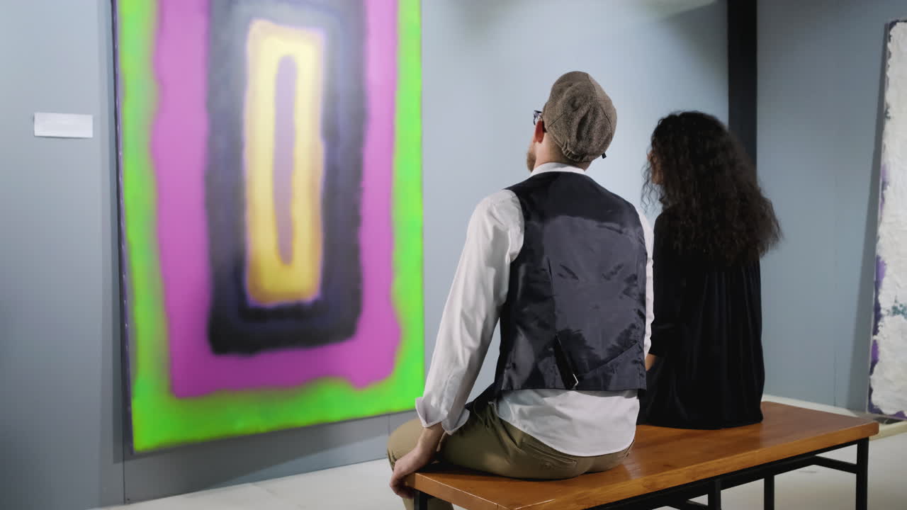 갤러리에서 추상 미술을 보는 부부